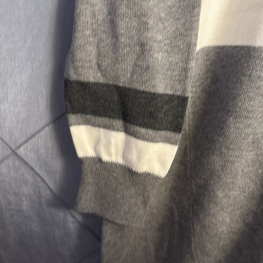 Vince Camuto Colorblock V-Neck Asymmetrical-Hem Sweater, Antique White, M - Picture 4 of 6